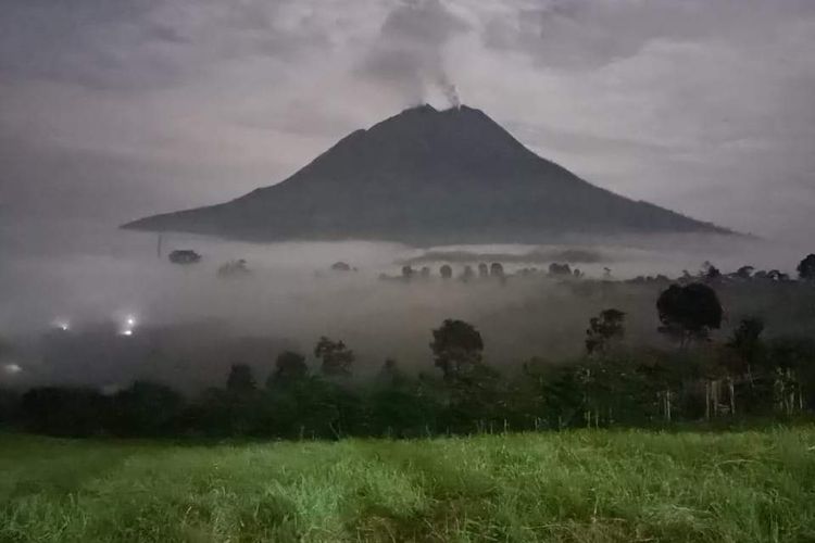 Pemandangan Gunung Sinabung dari Erdilo Coffee