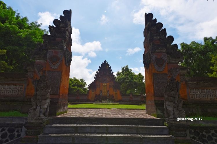 Gelung Kori Agung di Istana Tampak Siring, Gianyar, Bali