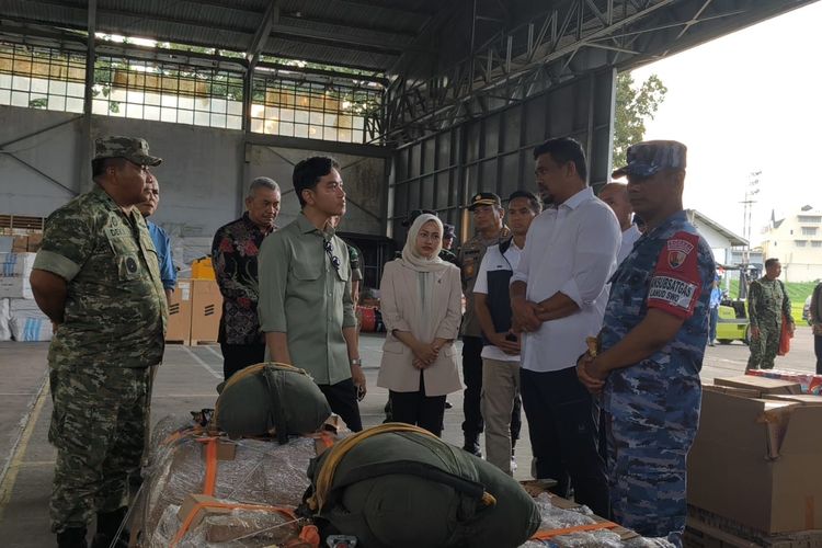 Wakil Presiden Gibran Rakabuming Raka mengecek bantuan logistik di Lanud Soewondo, Medan, Sumatera Utara, Kamis (4/12/2025) sore.