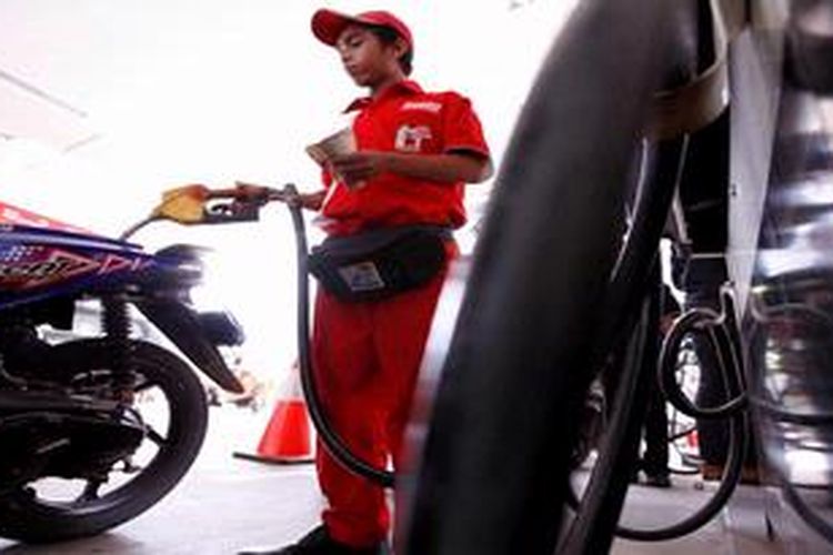 Petugas mengisi bahan bakar minyak (BBM) bersubsidi ke kendaraan konsumen di Stasiun Pengisian Bahan Bakar untuk Umum (SPBU) di kawasan Cikini, Jakarta Pusat, Senin (8/4/2013).