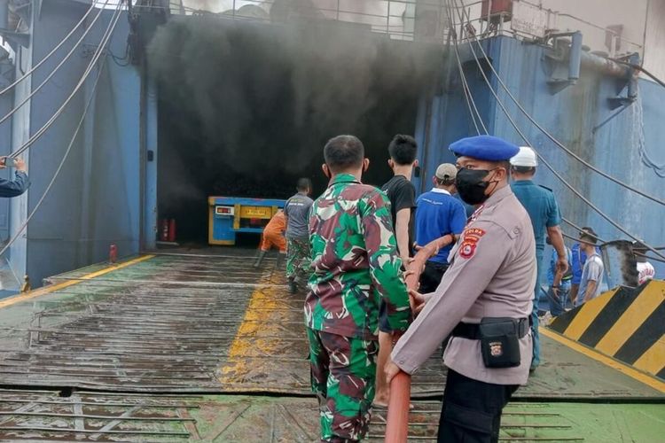 Petugas berusaha memadamkan api di dalam kapal feri yang terbakar di dermaga Pelabuhan Indah Kiat, Merak.