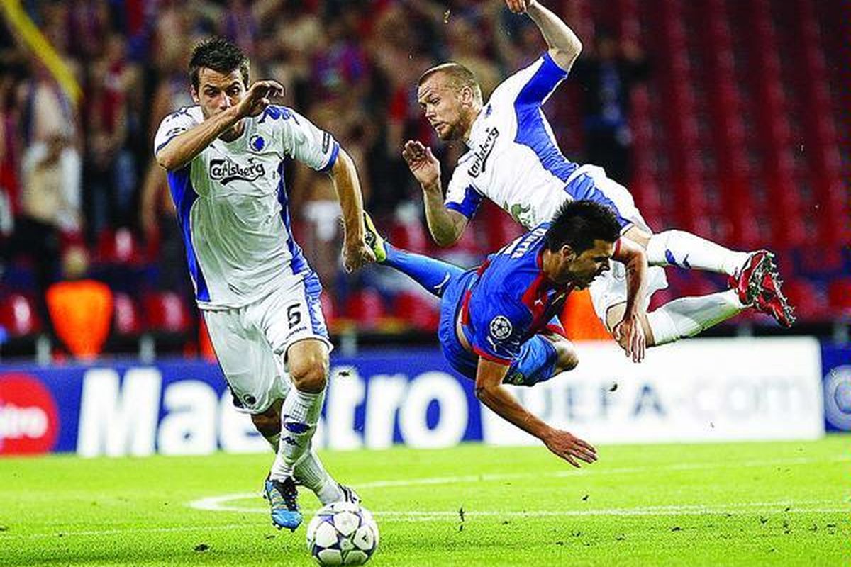 Dua pemain FC Copenhagen, Soelvi Ottesen (kiri) dan Christian Grindheim (kanan), menjepit dan menjungkalkan pemain Viktoria Plzen, Michal Duris, pada laga play off leg pertama Liga Champions di Kopenhagen, Denmark, Selasa (16/8).