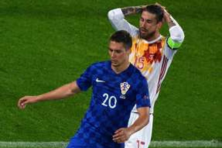 Reaksi Marko Pjaca (20) saat membela Kroasia melawan Spanyol pada fase grup Piala Eropa di Stadion Matmut Atlantique, 21 Juni 2016.