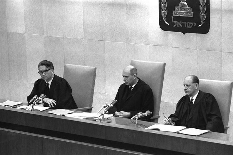 Inilah tiga hakim yang mengadili Adolf Eichmann di Israel (dari kiri ke kanan) Benjamin Halevy, Moshe Landau, dan Yitzhak Raveh
