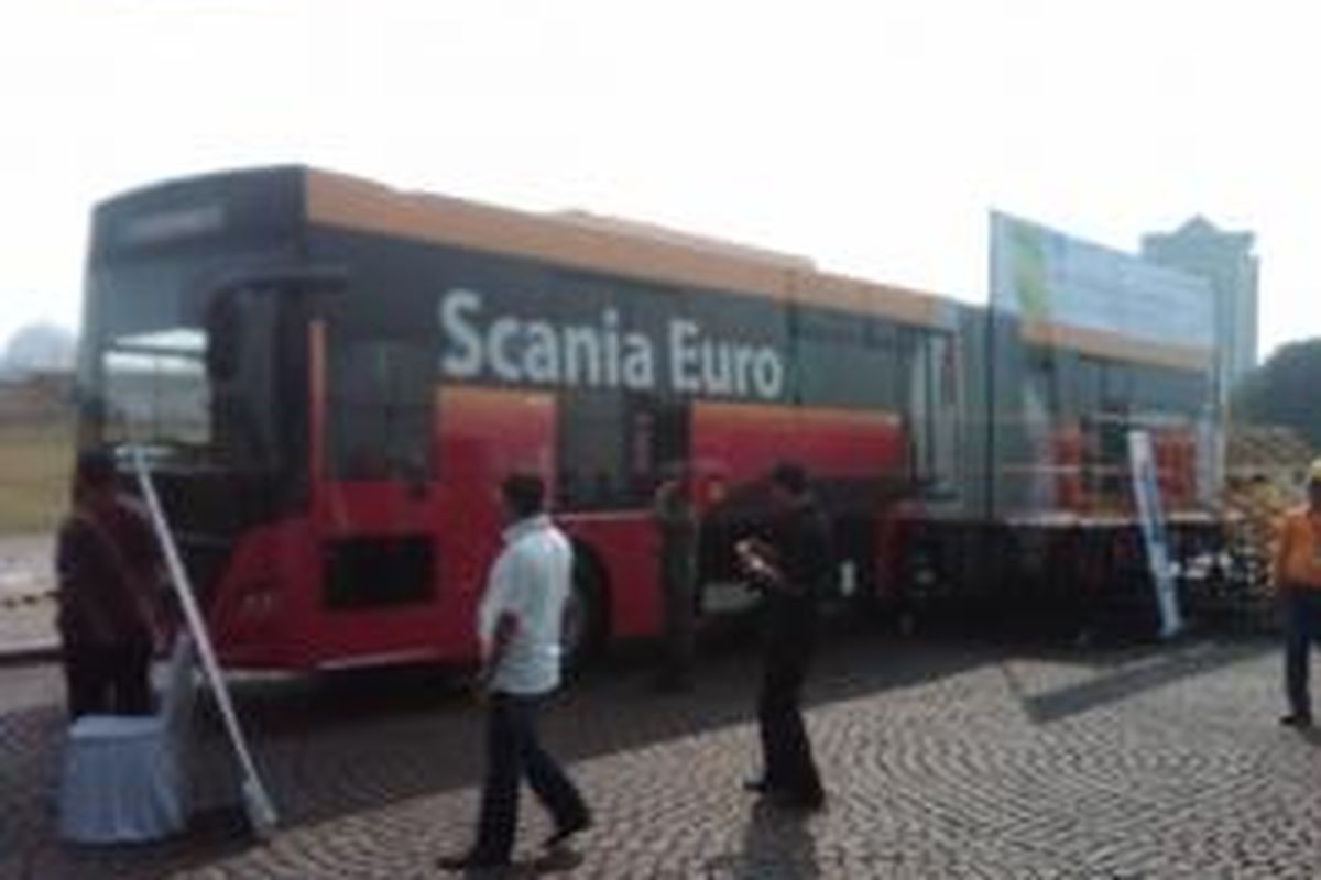Satu unit bus gandeng Scania bermesin gas Euro VI dengan karoseri aluminium, saat ditampilkan dalam acara demo di Monas, Jakarta, Kamis (8/5/2014)