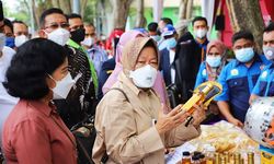 Mensos Risma Promosikan Madu Produksi Karang Taruna Aceh