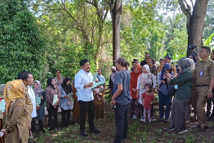 Menteri ATR/Kepala BPN Hadi Tjahjanto membagikan sertifikat tanah untuk 40 warga Desa Grogol Indah, Kecamatan Anyar, Kabupaten Serang, Banten pada Selasa (13/2/2024).