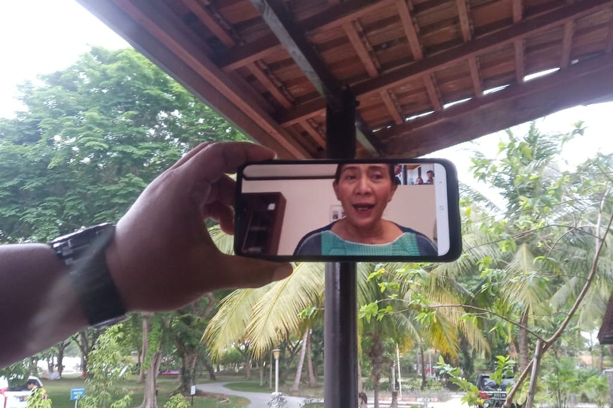 Mantan Menteri Kelautan dan Perikanan Susi Pudjiastuti melakukan video call dengan nelayan di Lampung Selatan, Sabtu (30/11/2019). 