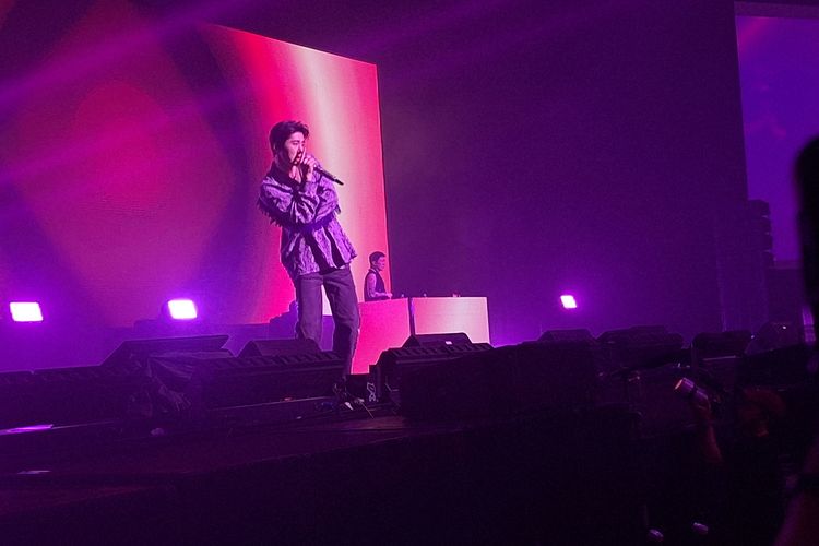 Foto aksi b i turun panggung saat konser hype up di jakarta buat