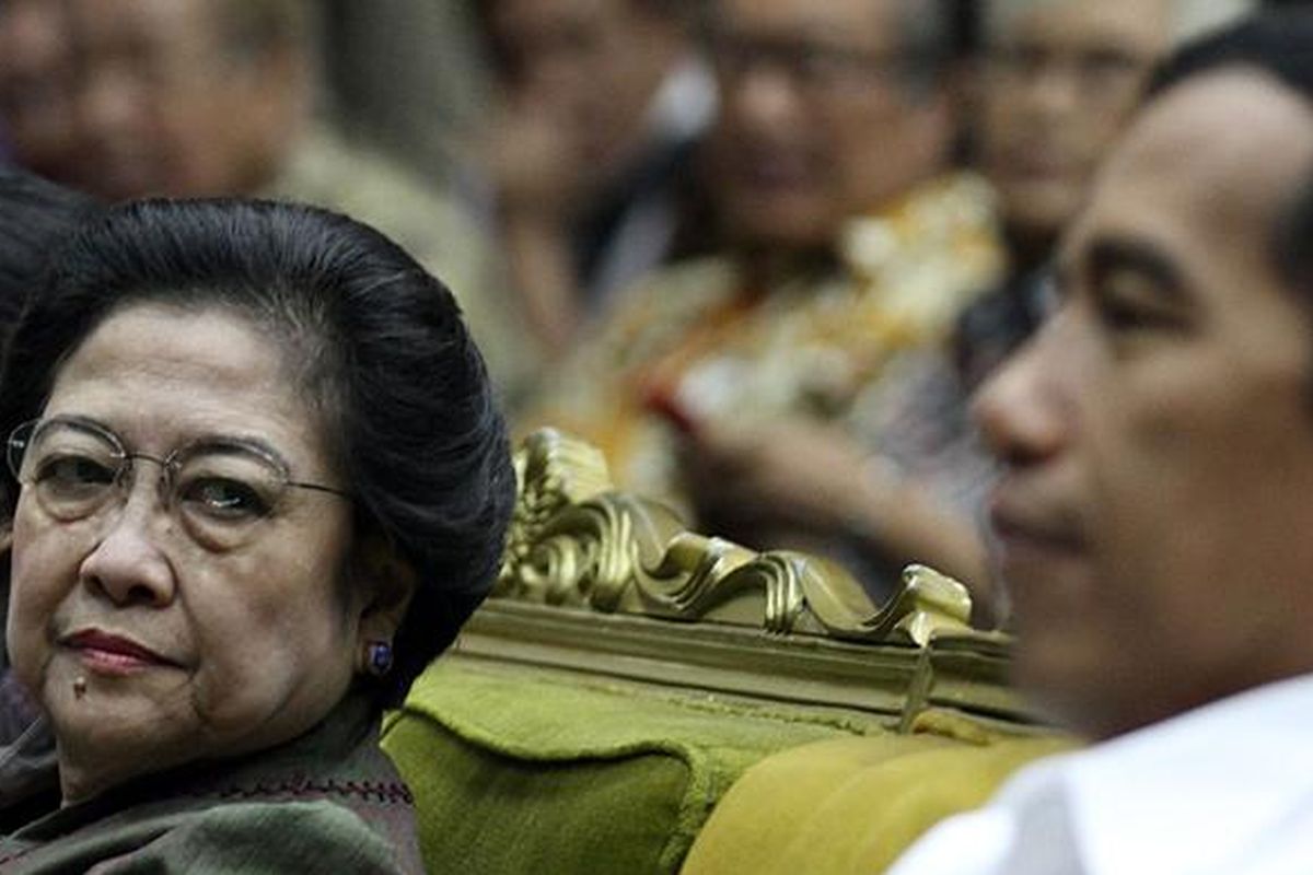 Ketua Umum PDI Perjuangan Megawati Soekarnoputri (kiri) dan calon presiden Joko Widodo (kanan) saat menghadiri acara serial Seminar Dewan Guru Besar Universitas Indonesia, di Kampus UI Salemba, Jakarta, Sabtu (30/11/2013). Seminar yang mengambil tema 'Indonesia Menjawab Tantangan Kepemimpinan Menuju Bangsa Pemenang' tersebut sebelumnya juga menghadirkan sejumlah tokoh seperti Prabowo Subianto, Dahlan Iskan, Gita Wirjawan, Wiranto, Mahfud MD dan Abraham Samad. 