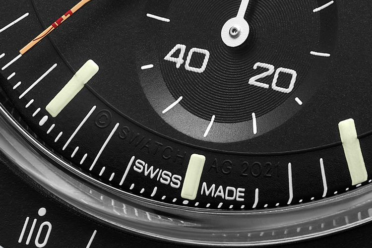 Detail unik lain pada jam tangan ini --dan juga pada model Swatch MoonSwatch lainnya adalah ©Swatch AG 2021 berwarna hitam pada posisi pukul 6.