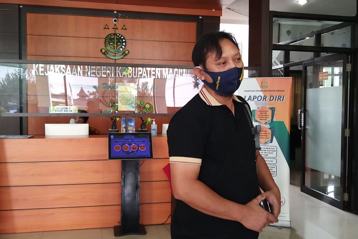 DIPERIKSA—Salah satu distributor pupuk bersubsidi Sulton Saputro memberikan keterangan kepada media usai diperiksa penyidik sebagai saksi dalam kasus dugaan korupsi distribusi pupuk bersubsidi tahun 2019 di Kejari Kabupaten Madiun, Selasa (2/8/2022).