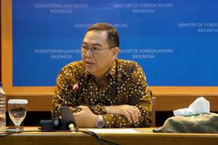 Direktur Asia Timur dan Pasifik Kementerian Luar Negeri, Edi Yusup, saat memberikan keterangan pers di Ruang Palapa, Kementerian Luar Negeri, Jakarta Pusat, Kamis (3/11/2016).