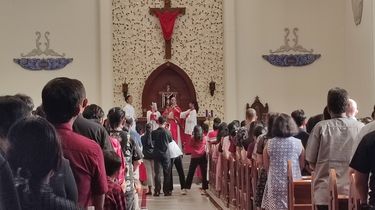 Jemaat Mencium Salib, Suasana Khidmat Jumat Agung di Gereja Santa Maria Immaculata Mataram