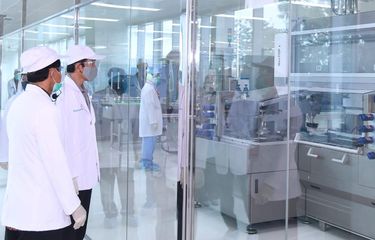 Presiden Joko Widodo meninjau kesiapan dan fasilitas produksi vaksin milik BUMN PT Bio Farma dalam kunjungan kerjanya ke Kota Bandung, Selasa (11/8/2020).