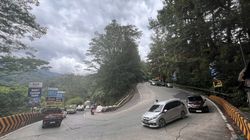 Berkenalan dengan Jalur Ekstrem Sitinjau Lauik, Tempat Rombongan Arteria Dahlan Berswafoto