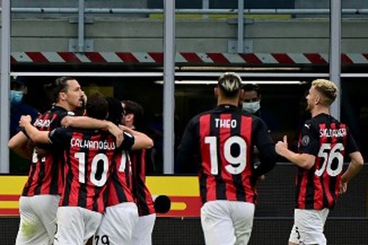 Zlatan Ibrahimovic (kiri) melakukan selebrasi bersama rekan satu timnya pada laga Inter Milan vs AC Milan dalam lanjutan pekan keempat Liga Italia yang berlangsung di Stadion Giuseppe Meazza, Sabtu (17/10/2020).