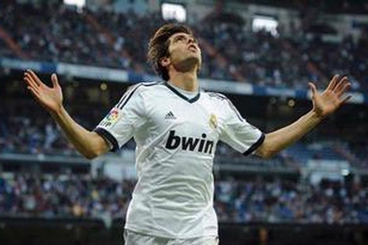 Gelandang Real Madrid,Ricardo Kaka, merayakan golnya ke gawang Valladolid, pada pertandingan Liga BBVA, di Santiago Bernabeu, Sabtu (4/5/2013).