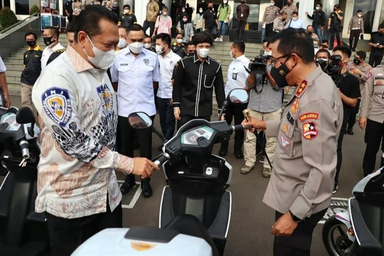 Korlantas Polri menerima hibah 10 unit motor listrik Bike Smart Electric dari IMI.