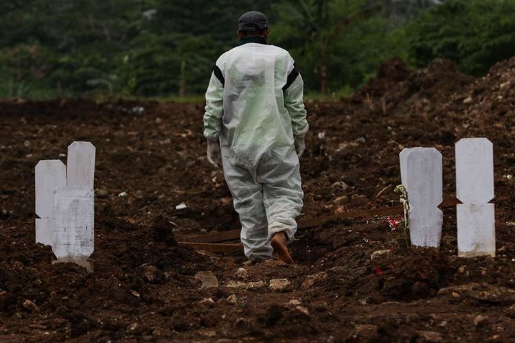 Makam khusus pasien Covid-19 di TPU Sengseng Sawah 2, Jagakarsa, Jakarta Selatan, Senin (1/2/2021). Pemprov DKI Jakarta membuka lahan pemakaman baru untuk jenazah Covid-19 di Tempat Pemakaman Umum (TPU) Srengseng Sawah 2, Jakarta Selatan mulai Minggu (31/1/2021).