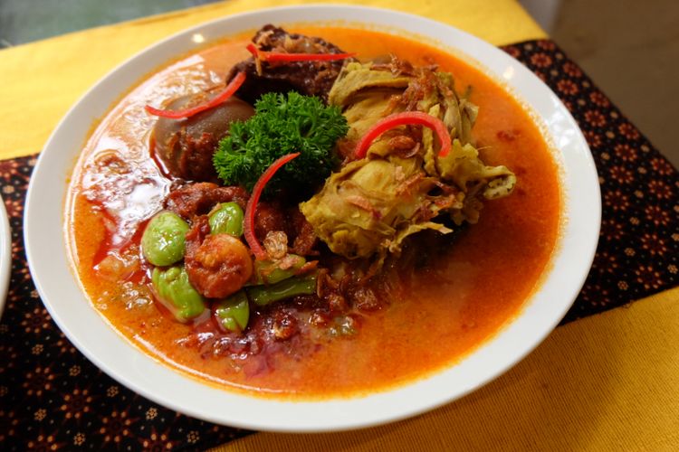 Lontong cap go meh di Kedai Sirih Merah.