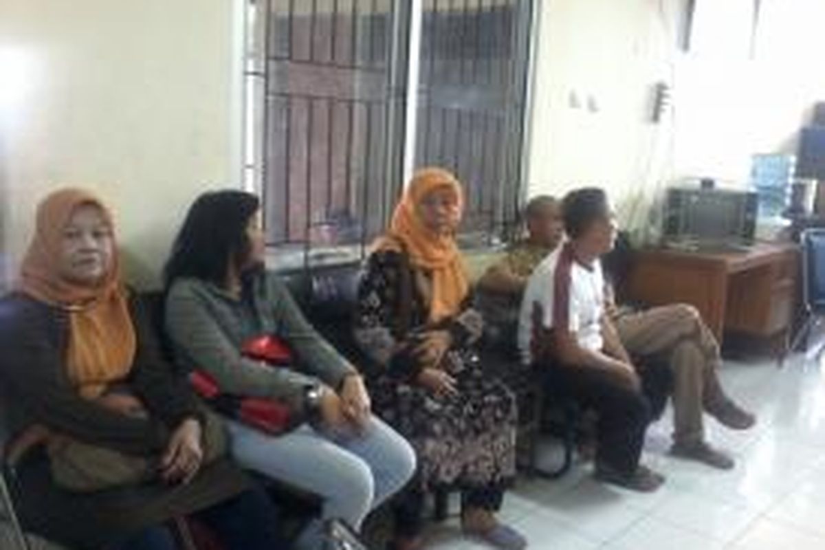 Pedagang kaki lima (PKL) Tanah Abang yang mengantre di kantor PD Pasar Djaya untuk mendaftarkan diri sebagai penghuni baru Blok G, Jakarta, Rabu (31/7/2013). Untuk mendaftar, mereka hanya disyaratkan membawa fotokopi identitas diri (KTP).