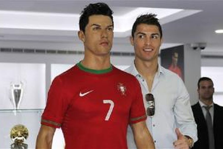 Cristiano Ronaldo berpose dengan patung lilinnya yang terletak di museumnya di Madeira, Portugal