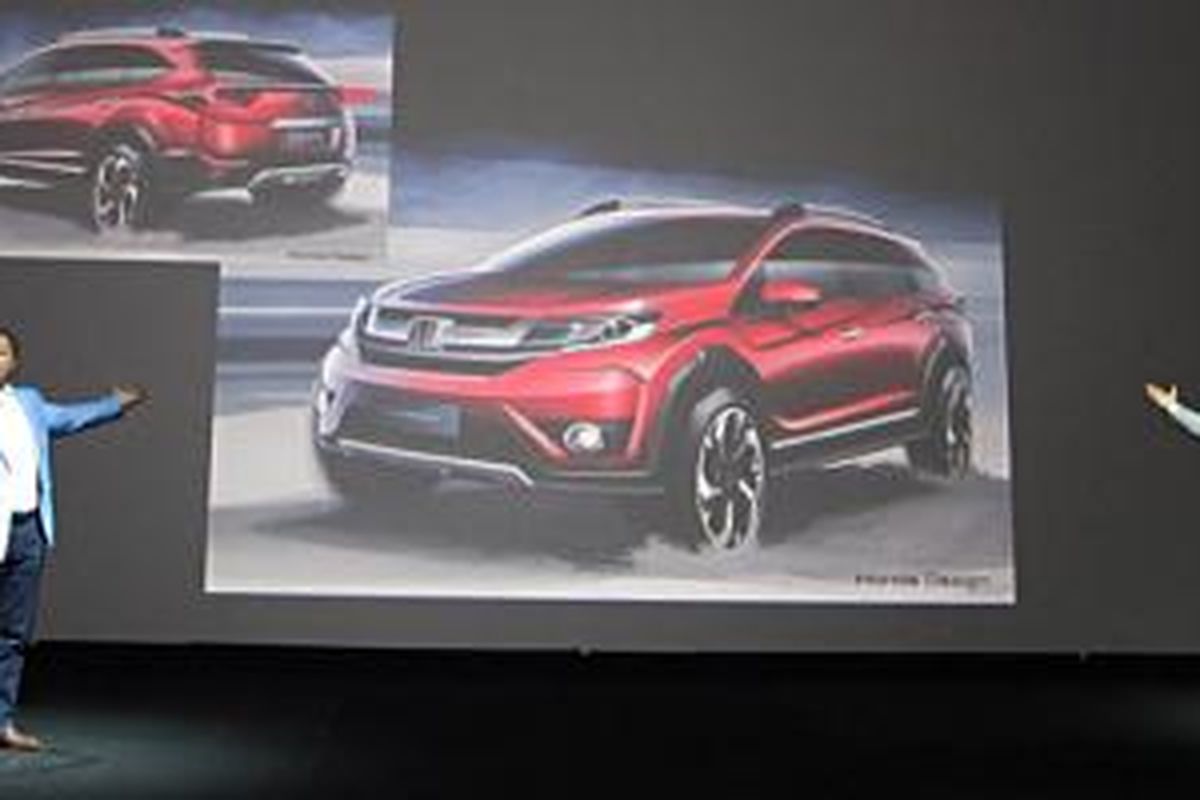 Tomoki Uchida, Presiden Direktur HPM (kiri) dan Jonfis Fandy, Direktur Pemasaran dan Layanan Purna Jual HPM (kanan) saat memperkenalkan desain produk baru Honda BR-V.