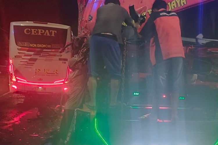 TEWAS-Satu orang dilaporkan tewas dan dua luka-luka setelah truk box menabrak bus Eka Mira Santoso di ruas jalan Madiun - Ngawi Km 157-158, Desa. Muneng, Kecamatan Pilangkenceng, Kabupaten Madiun, Jawa Timur, Sabtu (28/1/2023). 