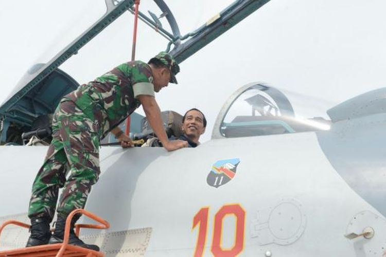 Presiden Joko Widodo didampingi Panglima TNI Jenderal TNI Gatot Nurmantyo dan Kepala Staf Angkatan Udara Marsekal Agus Supriatna menguji cockpit pesawat tempur Sukhoi SU-30, sebelum menyaksikan manuver latihan tempur Angkasa Yudha 2016, di Bandar Udara Ranai, Kepulauan Natuna, Kepulauan Riau, Kamis (6/10/2016). I