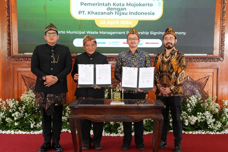 Rekosistem (PT Khazanah Hijau Indonesia), resmi melakukan penandatangan kerjasama strategis pengelolaan beberapa TPST, termasuk dengan Pemkot dan Dinas Lingkungan Hidup Kota Mojokerto dan konsorsium perusahaan Jepang, pada Senin (22/4/2024).