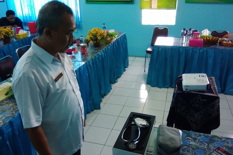 Kabid Pelayanan Kesehatan, Dinas Kesehatan Gunungkidul, Sumitro Menunjukkan Stetoskop Bluetooth menunjang Telemedicine di Puskesmas 1, Playen Rabu (26/9/2018)