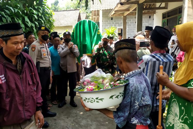 Jenazah salah satu korban tragedi Stadion Kanjuruhan, Andika Bayu Pradana (20), hendak dimakamkan pemakaman tempat tinggalnya di Desa Kedawung, Kecamatan Nglegok, Kabupaten Blitar, Minggu (2/10/2022)