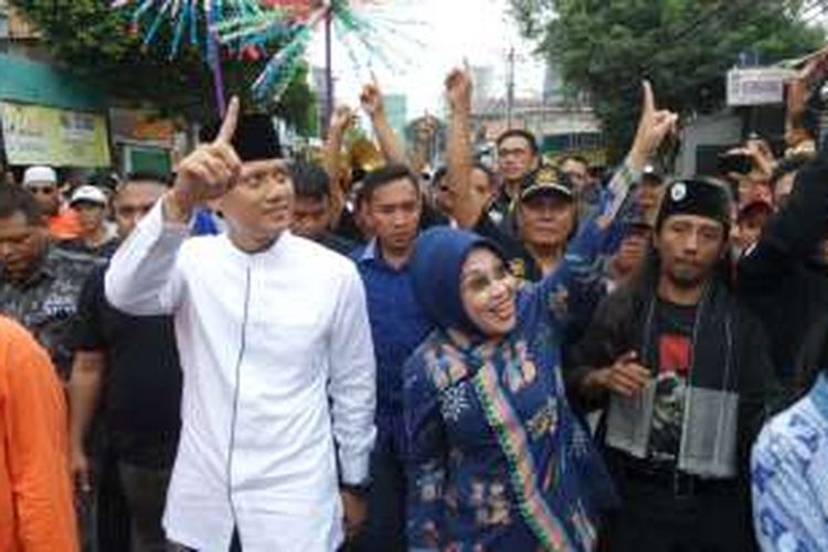 Calon gubernur dan wakil gubernur DKI Jakarta, Agus Harimurti Yudhoyono dan Sylviana Murni, menyapa warga secara bersama-sama sebelum menghadiri pertemuan dengan komunitas Betawi di Kramat Sentiong, Jakarta Pusat, Rabu (30/11/2016).