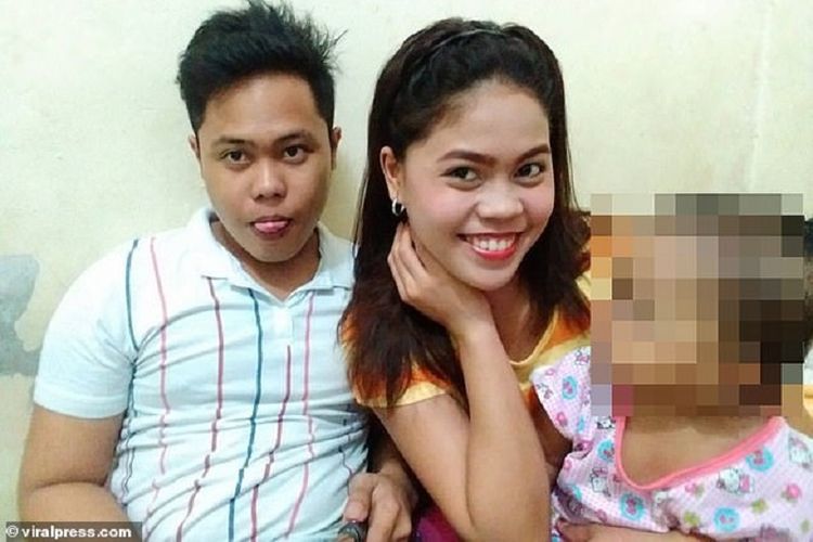 Darren Manaog Penaredondo bersama istrinya, Reichelyn Blace, dan anak mereka. Penaredondo dilaporkan meninggal pada 3 April, dua hari setelah dia dihukum squat 300 kali karena melanggar jam malam saat membeli minum.