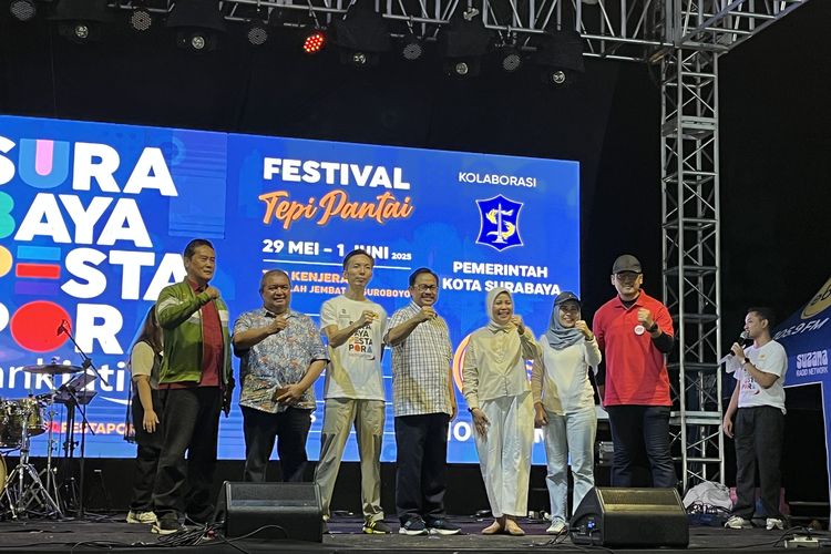 Sekertaris daerah Surabaya, Ikhsan bersama Ketua Dinas Pemuda, Olahraga dan Pariwisata (Disporapar) Surabaya Hidayat Syah dan pihak pendukung acara dalam opening ceremony Surabaya Pesta Pora 2025 di TGP Kenjeran, Kamis (29/5/2025) 