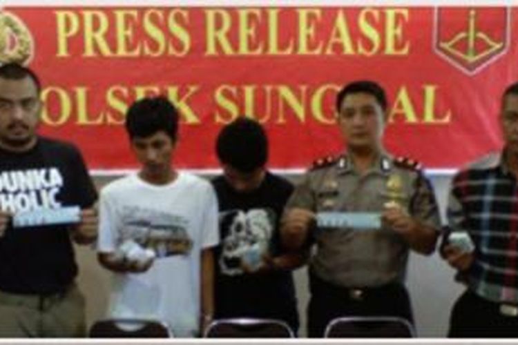 Sobarna Ramatullah Harianto (24) dan Toni (16) warga Jalan Jenderal Sudirman, Kelurahan Lakessi, Kecamatan Maretengngae, Kabupaten Sidrap, Provinsi Sulawesi Selatan, diamankan di seputaran Jalan Taniasli Medan pada Selasa (21/4) kemarin oleh Mapolsekta Medan Sunggal.