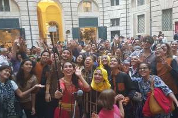 Warga Indonesia dan pecinta Indonesia di Kota Roma, berbaur mengenakan pakaian batik dalam rangka memeriahkan Hari Batik, Minggu (2/9/2016). Acara ini berlangsung di Museo di Roma – Palazzo Braschi. Tempat itu  terletak di tengah kawasan wisata Kota Roma yang ramai pengunjung.