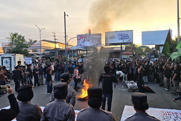 Demo Kenaikan BBM, Ratusan Mahasiswa Kepung Simpang Jembatan Mahakam Samarinda