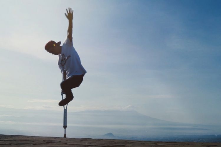 Arif Setyo Budi, B-Boy dengan kaki satu saat latihan breakdance di Kota Batu pada tahun 2016.