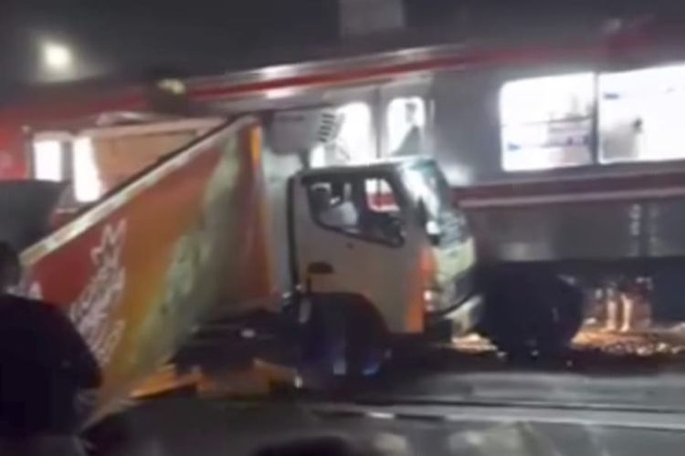 Mobil Boks Diduga Terobos Palang Sebelum Tertabrak KRL di Bojonggede
