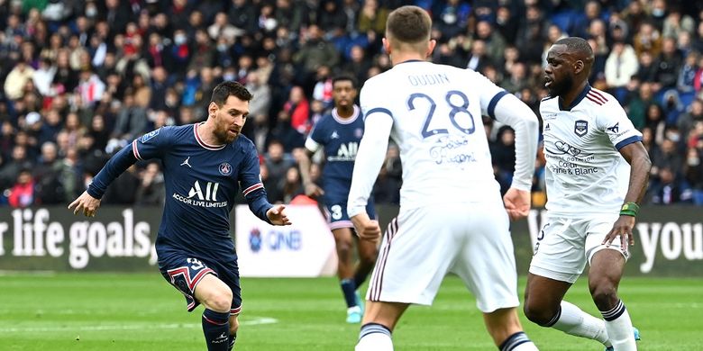 Penyerang Paris Saint-Germain (PSG) Lionel Messi berusaha melawati kawalan pemain Bordeaux dalam laga lanjutan Liga Perancis musim 2021-2022 di Stadion Parc des Princes, Paris, pada Minggu (13/3/2022) malam WIB.