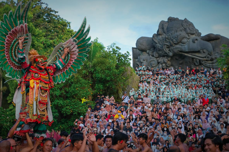 Pertunjukkan Tari Kecak di Taman Budaya Garuda Wisnu Kencana (GWK) Bali
