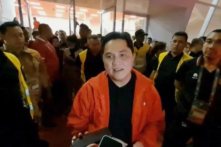 Ketua Umum PSSI, Erick Thohir, saat berbicara kepada awak media di Stadion Utama Gelora Bung Karno (SUGBK), Jakarta, pada Kamis (12/10/2023). Dalaam kesempatan itu, Erick Thohir menyampaikan soal kans naturalisasi Nathan Tjoe-A-On.