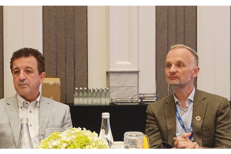 Ric Roi (kiri) dan Misiek Piskorski (kanan) dalam dalam Media Roundtable Indonesia Management Transformation Forum (IDMTF) di Jakarta, Kamis (19/10/2023). 