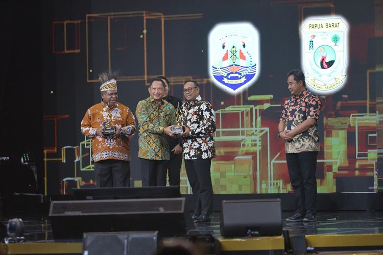 Pemerintah Provinsi (Pemprov) Riau menerima penghargaan Apresiasi Daerah Peduli Pengendalian Inflasi dari Kompas Media Group pada malam puncak perayaan HUT ke-13 Kompas TV, Rabu (11/9/2024). 