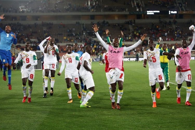 Para pemain timnas Senegal merayakan keberhasilan lolos ke Piala Dunia 2018 seusai menyisihkan Afrika Selatan di Stadion The Peter Mokaba, Polkowane, 10 November 2017. 