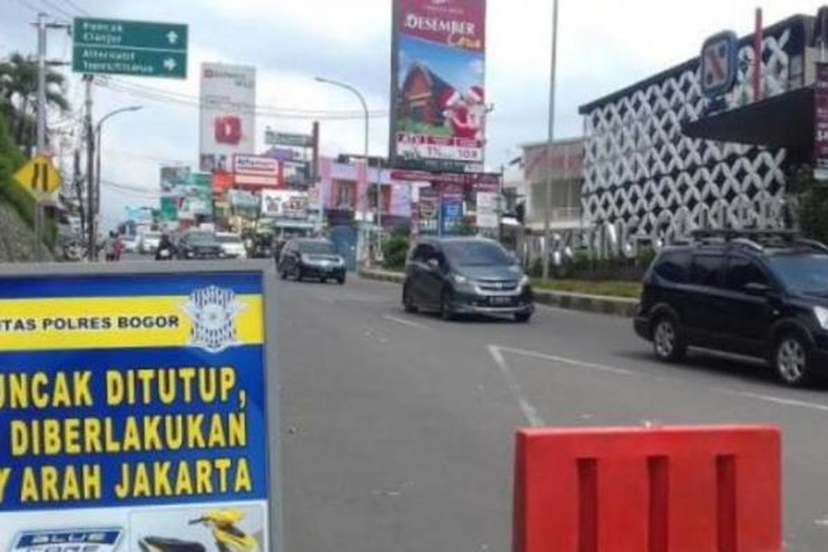 Polres Bogor memberlakukan satu arah dari Puncak ke Jakarta, Minggu (27/12/2015) 