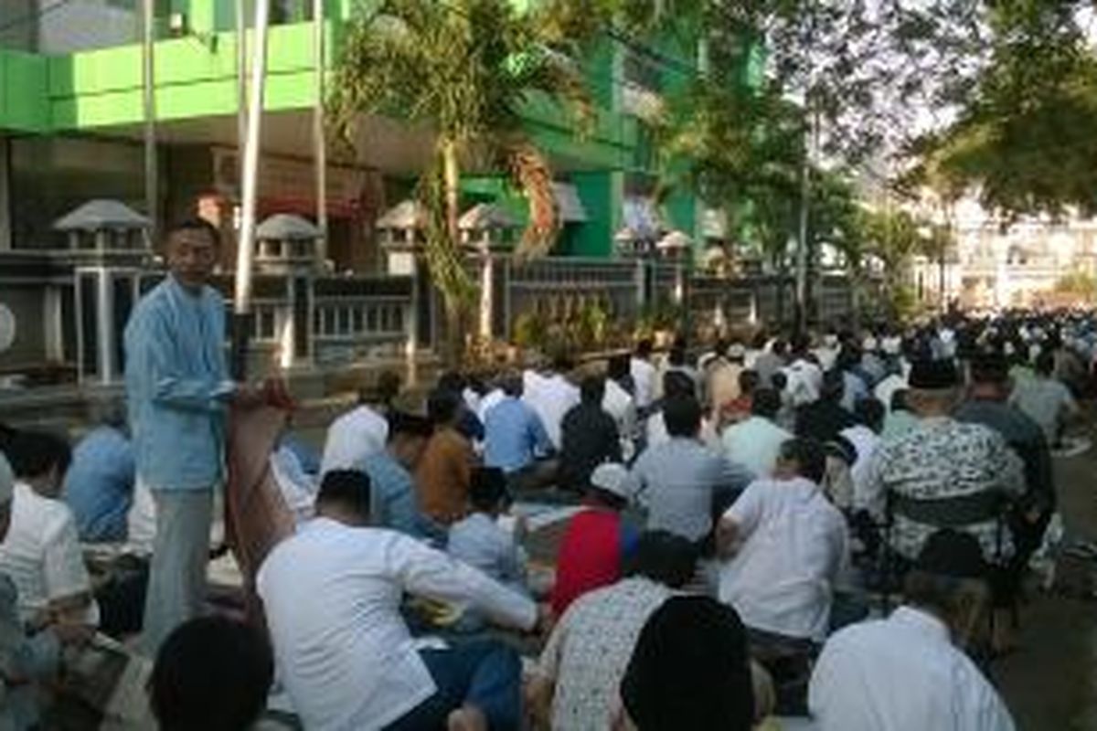 Ratusan umat islam melaksanakan sholat Idul Adha di Halaman Kampus Uhamka Rabu,(23/09/15)