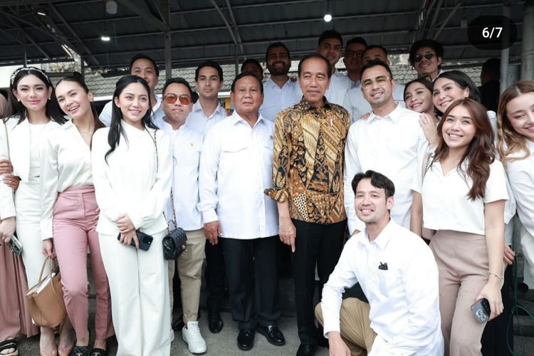 Presiden Joko Widodo dan Menhan Prabowo Subianto saat berfoto bersama dengan influencer pendukung pasangan capres-cawapres nomor urut 2, Prabowo Subianto-Gibran Rakabuming Raka di Magelang, Jawa Tengah, Senin (29/1/2024).